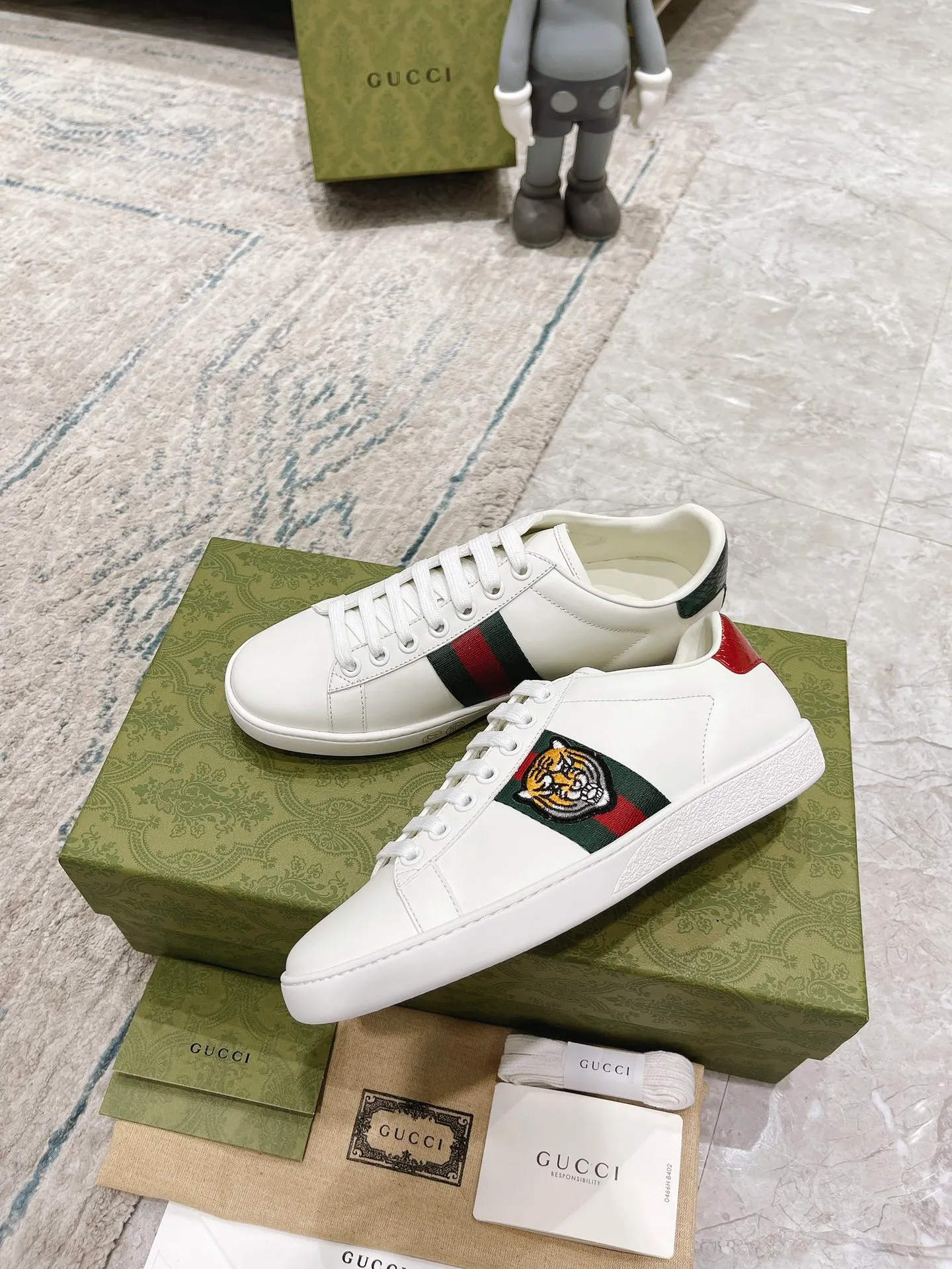 👟👟Ex-factory price 440👟👟 Women's shoe factory GUCCi's latest anti-counterfeiting line classic sports lace-up white shoes for couples ☝︎57 layouts of the whole series are shipped with high quality★ Color matching is being updated continuously... 🔥Look for our upgraded version quality, original mold opening ✔️Original last shape ✔ Everything is authentic from the inside out🥊 🍬Material: 🔸The upper is made of Italian cowhide imported from the original factory. The comfort and softness are higher than ordinary cowhide from domestic factories. ➕Full cowhide lining and foot pads. The lining adopts the same lasting method as the original. The midsole is also printed with double G and the insole is also original molded. 3D craftsmanship❗���Different from ordinary products in the market❗️➕The outsole adopts the original high-density one-to-one sole➕⚠️The snakeskin tail is consistent with the authentic color, and the real snakeskin is a small piece➕🗯The embroidered patches are also authentic. After disassembly, each color comparison is accurate before shipment‼ ️ Shoe size: Female 35-40 Male 39-44